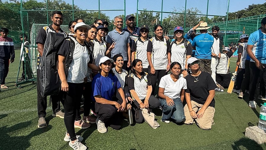 Revenue Minister Krishna Byre Gowda with teams participating in the third annual Inter-Apartment Sports Fest–2025, in Bengaluru on Saturday.