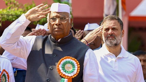 <div class="paragraphs"><p>Congress President Mallikarjun Kharge (L) with party leader and LoP in the Lok Sabha Rahul Gandhi. </p></div>