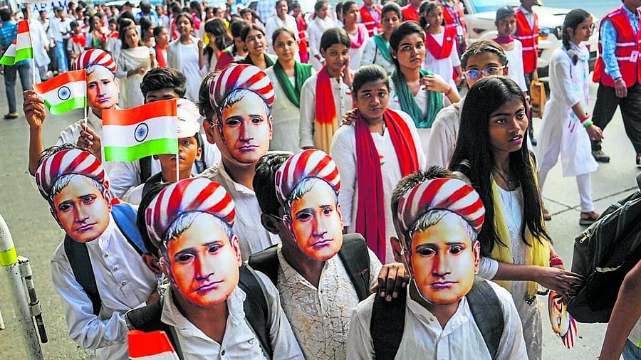 <div class="paragraphs"><p>School students take part in the Vande Mataram Walk organised to celebrate 150 years of the national song, in Kolkata. </p></div>