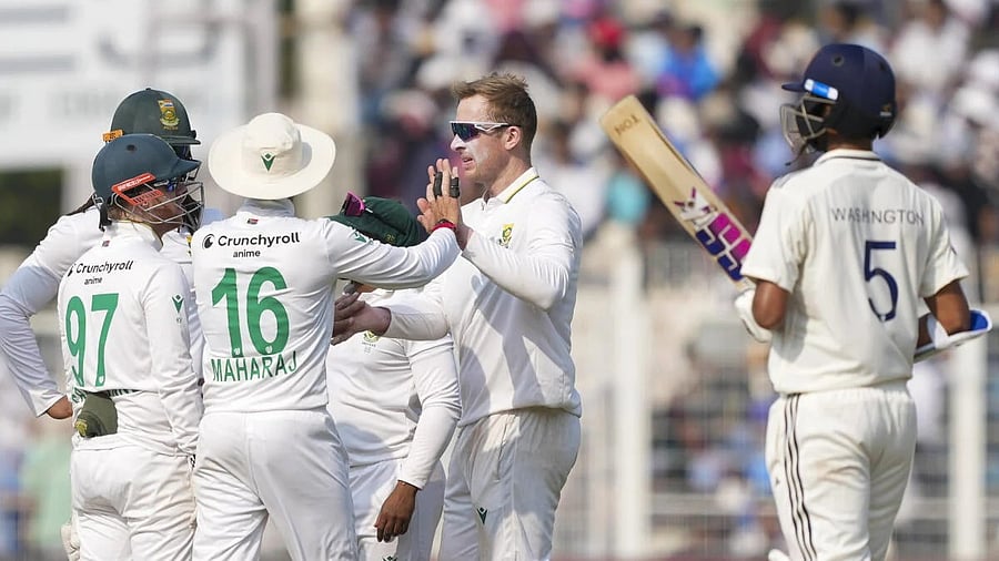 <div class="paragraphs"><p>Kolkata: South Africa's Simon Harmer with teammates after the wicket of India's Ravindra Jadeja during the third day of the first Test cricket match of a series between India and South Africa, at Eden Gardens in Kolkata, Sunday, Nov. 16, 2025.</p></div>