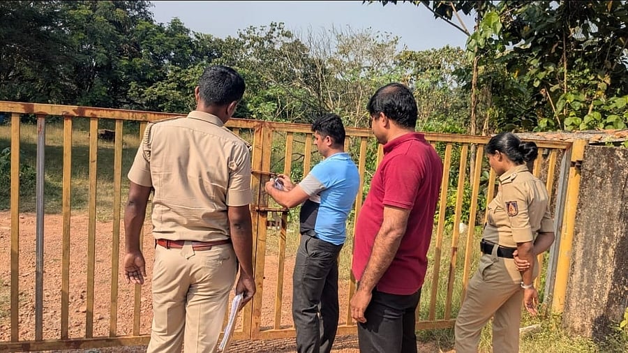 <div class="paragraphs"><p>Police personnel seized the property belonging to Mayyadi at Arala in Bantwal taluk.</p></div>