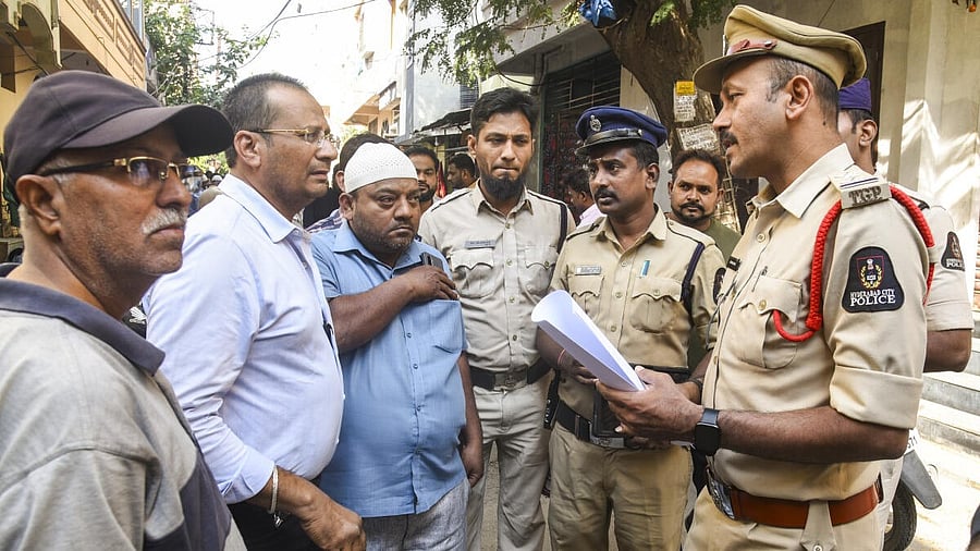 <div class="paragraphs"><p>Telangana Police personnel conduct investigations near the residence of Syed Naseeruddin, following the tragic bus accident in Saudi Arabia that claimed his life during an Umrah pilgrimage, in Hyderabad, Monday.&nbsp;</p></div>