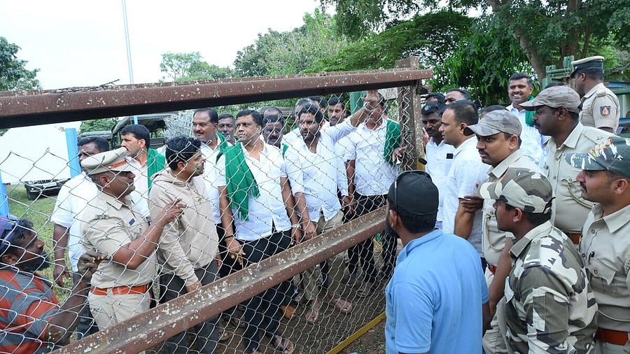 <div class="paragraphs"><p>Caption: MLA Anil Chikkamadu, Forest department officials and farmers take a look at chain link wire mesh attached to the railway track barricade fence in HD Kote taluk in Mysuru district on Monday.&nbsp;</p></div>