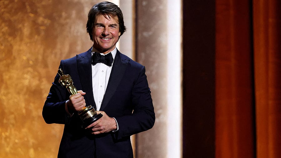 <div class="paragraphs"><p>Tom Cruise poses with an Oscar trophy.</p></div>