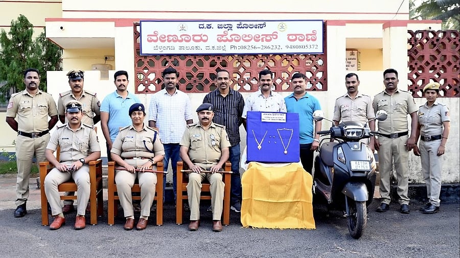 <div class="paragraphs"><p>The police team which arrested a man involved in more than 40 theft cases along with the seized gold ornaments and two wheeler. </p></div>