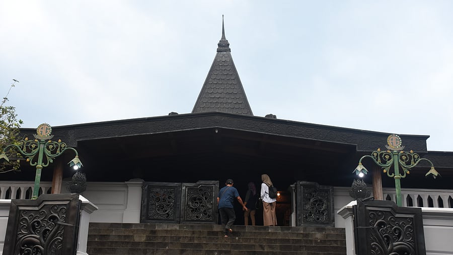 <div class="paragraphs"><p>Local pilgrimage tourists at the tomb of Suharto, Indonesia</p></div>