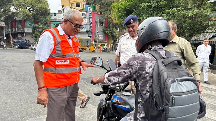<div class="paragraphs"><p>Rajajinagar MLA S Suresh Kumar advising a motorist to not stop on the pedestrian crossing</p></div>