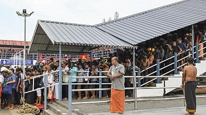 <div class="paragraphs"><p>People arrive to offers prayers at the Sabarimala temple.</p></div>