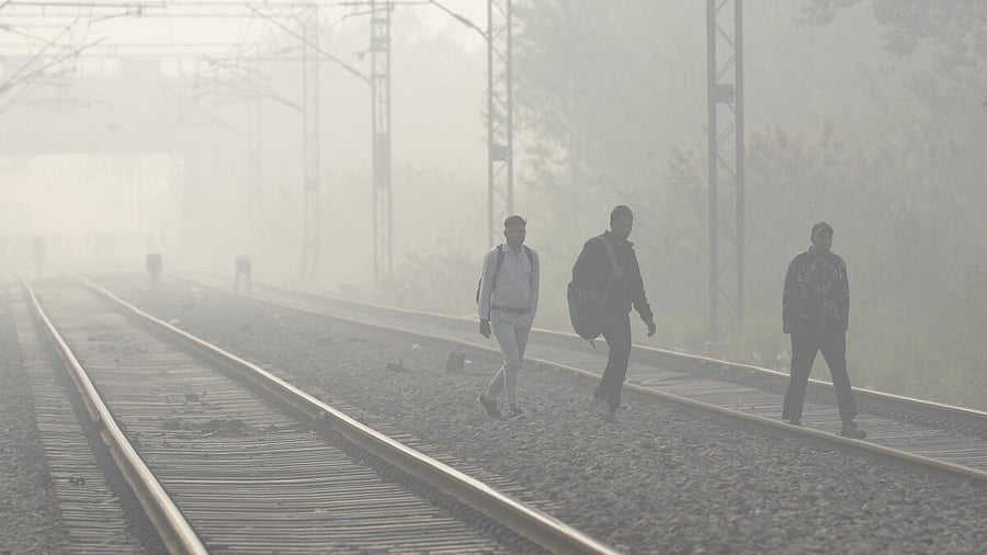 <div class="paragraphs"><p>People cross a railway track amid smog as air quality remains in the 'very poor' category, in New Delhi</p></div>