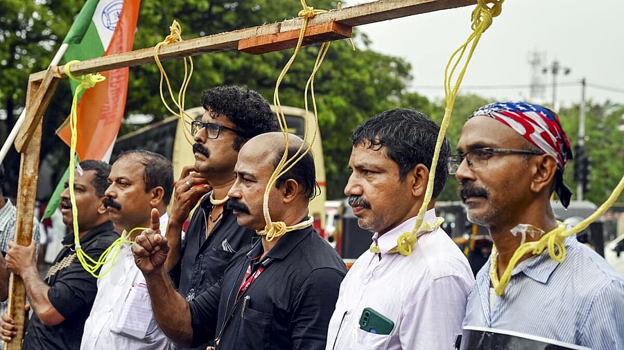 <div class="paragraphs"><p>Kerala government employees under the banner of the Secretariat Action Council stage a protest outside the Election Commission office over the alleged stress-induced suicide of a Booth Level Officer involved in the Special Intensive Revision (SIR), in Thiruvananthapuram, Kerala.</p></div>