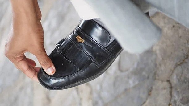 <div class="paragraphs"><p>"The person got angry and hurled a shoe at the judge after his appeal was dismissed."</p></div>