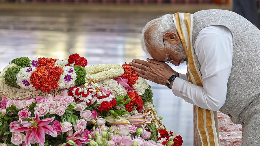 <div class="paragraphs"><p>Prime Minister Narendra Modi pays obeisance at Mahasamadhi of Sri Sathya Sai Baba, in Puttaparthi, Andhra Pradesh.</p></div>