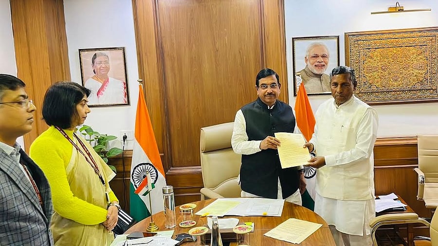<div class="paragraphs"><p>Karnataka Food and Civil Supplies Minister K H Muniyappa met Union Food and Consumer Affairs Minister Pralhad Joshi at Delhi on Wednesday.  C Shikha, Joint Secretary to the Department of Food and Public Distribution of the Union Ministry of Food and Consumer Affairs also present..</p></div>
