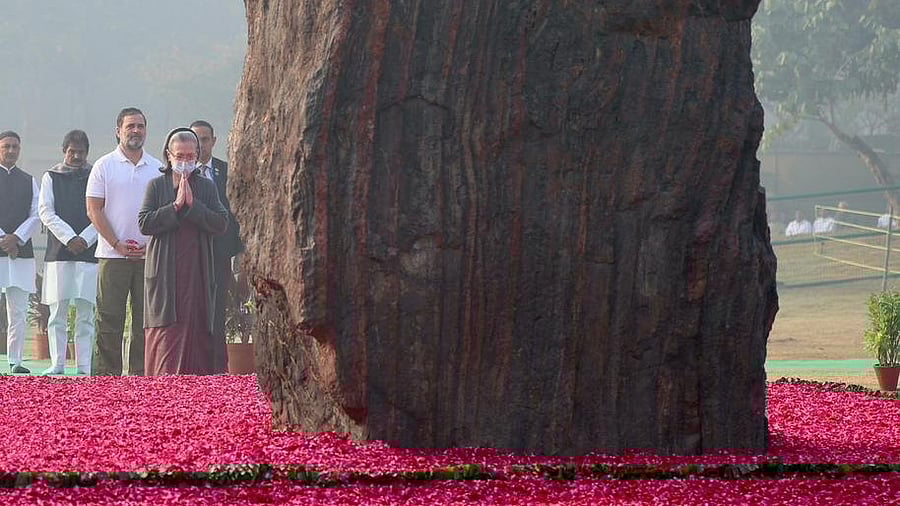 <div class="paragraphs"><p>Rahul Gandhi and Sonia Gandhi pay tributes at Shakti Sthal.</p></div>