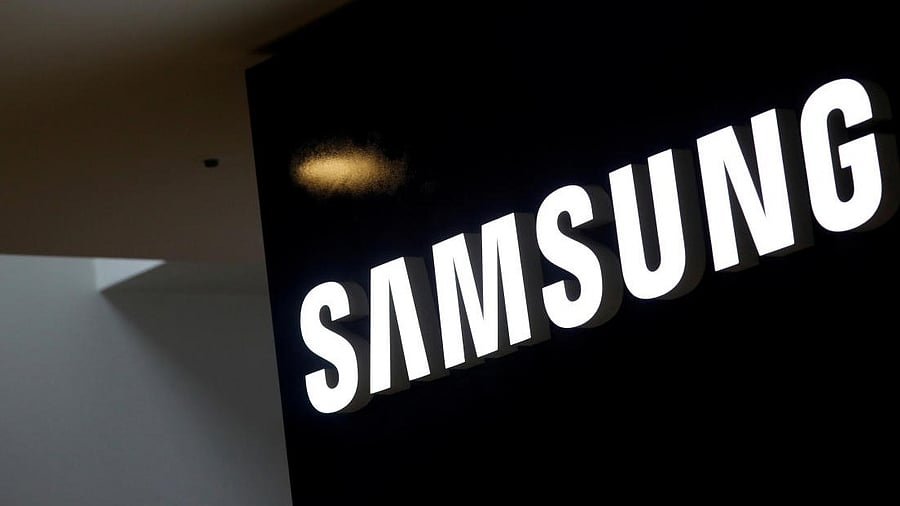 <div class="paragraphs"><p>The logo of Samsung.</p></div>