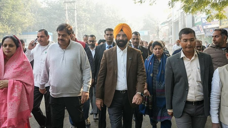 <div class="paragraphs"><p>Sirsa inspects one of the hotspots in the Palam area along with the local MLA.</p></div>