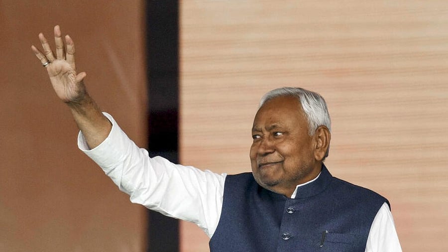 <div class="paragraphs"><p>D(U) supremo Nitish Kumar waves to the gathering during his swearing-in ceremony.</p></div>