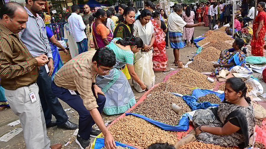 <div class="paragraphs"><p>Crowds throng Bull Temple Road on Thursday, for the fourth day of Kadlekai Parishe. </p></div>
