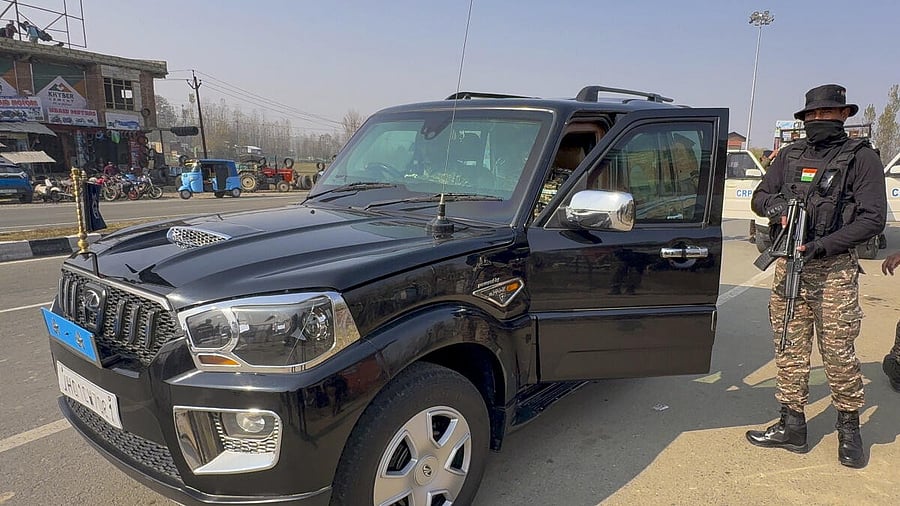 <div class="paragraphs"><p>An armed personnel keeps vigil along the Jammu-Srinagar National Highway following the Delhi bomb blast, in Anantnag</p></div>