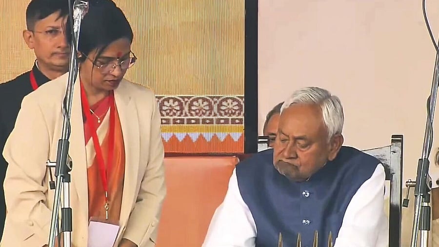 <div class="paragraphs"><p>JD(U) supremo Nitish Kumar after taking oath as the Bihar Chief Minister during the swearing-in ceremony, at Gandhi Maidan in Patna</p></div>