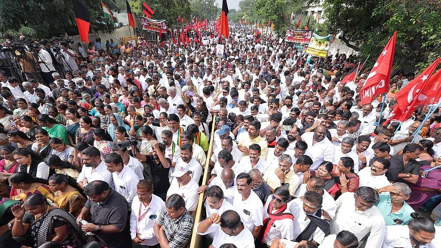 <div class="paragraphs"><p>DMK workers protest in Coimbatore against Centre’s decision to return DPRs for metro projects.&nbsp;</p></div>