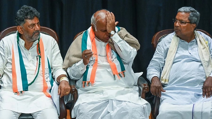 <div class="paragraphs"><p>Congress President Mallikarjun Kharge (centre) with  Karnataka CM Siddaramaiah (R) and Deputy CM D K Shivakumar (L).   </p></div>