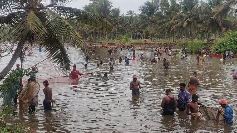 <div class="paragraphs"><p>Case has been registered against officials who were allegedly responsible for pollution of Khandige lake.</p></div>