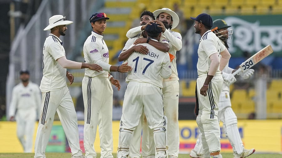 <div class="paragraphs"><p>India’s players celebrate the wicket of South Africa’s Tony de Zorzi on day one of the second Test cricket match of a series between India and South Africa, at ACA Stadium, Barsapara, in Guwahati.</p></div>