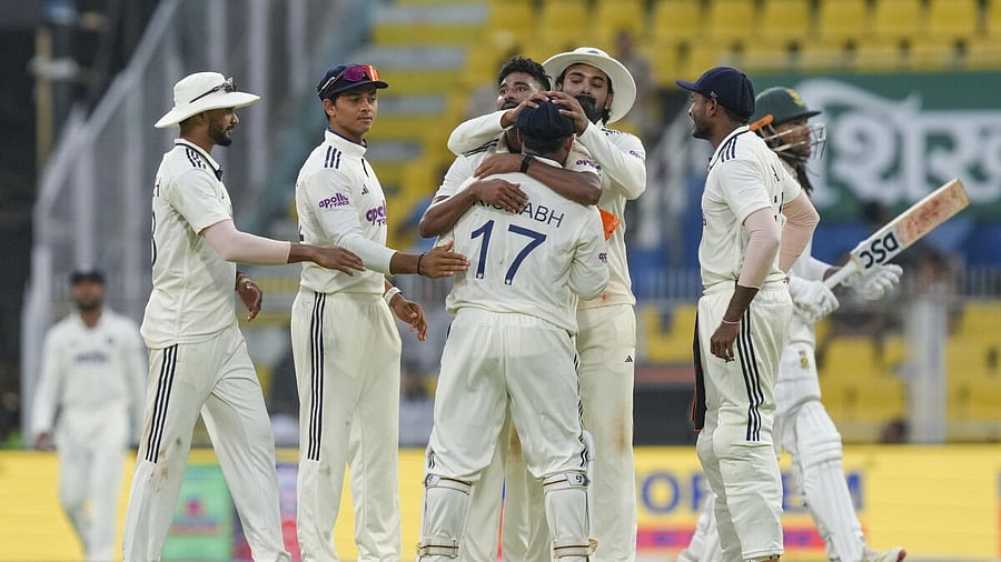<div class="paragraphs"><p>India’s players celebrate the wicket of South Africa’s Tony de Zorzi on day one of the second Test cricket match of a series between India and South Africa, at ACA Stadium, Barsapara, in Guwahati, Saturday, Nov. 22, 2025.</p></div>
