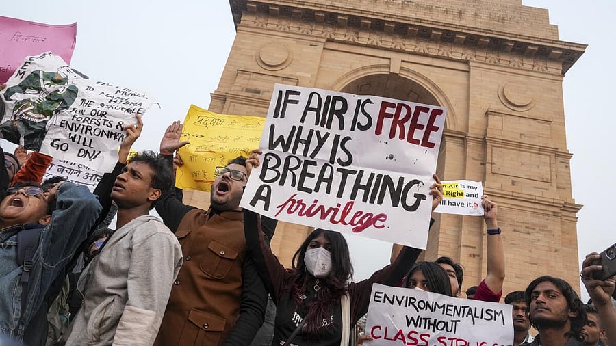 <div class="paragraphs"><p>People raise slogans during a protest against worsening air quality in the national capital, at the India Gate, in New Delhi.</p></div>