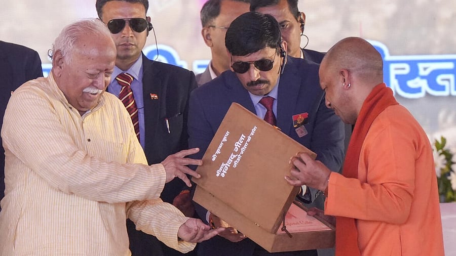 <div class="paragraphs"><p>Uttar Pradesh Chief Minister Yogi Adityanath and RSS chief Mohan Bhagwat during the 'Divya Geeta Prerna Utsav' programme, in Lucknow.</p></div>