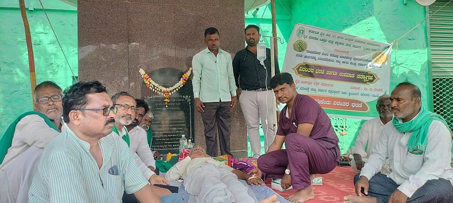 <div class="paragraphs"><p>Health staff attending to protester Shankarappa Ambali at the protest site after his health deteriorated during the hunger strike demanding a support price for maize in Navalgund on Sunday. </p></div>
