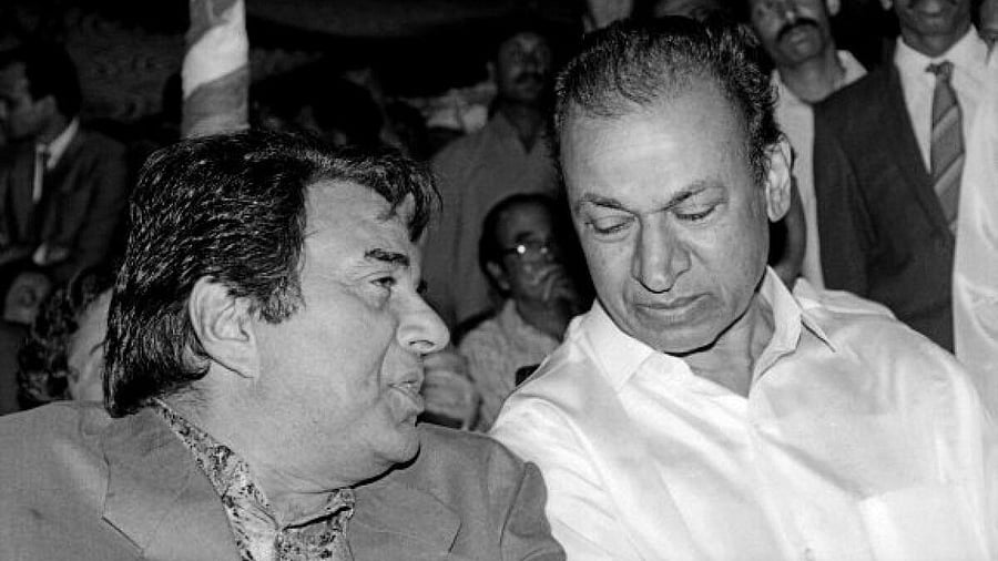 <div class="paragraphs"><p>Bollywood legend Dharmendra in conversation with Kannada matinee idol Dr Rajkumar.</p></div>