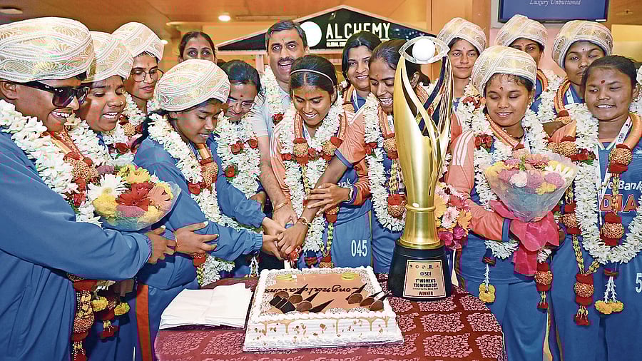 <div class="paragraphs"><p>Members of the Indian women’s cricket team for the blind and CABI chief Mahantesh GK cut a cake during a felicitation event in Bengaluru on Monday. </p></div>