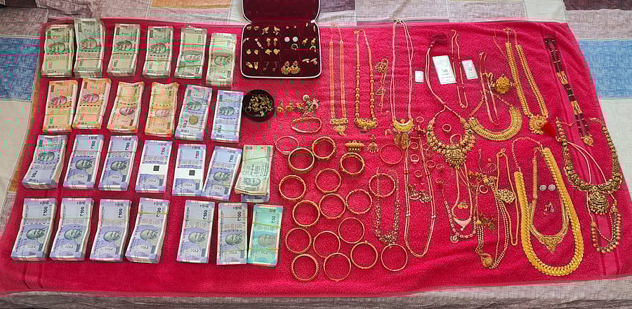 <div class="paragraphs"><p>Cash and jewellery recovered in the house of assistant director of the Agricultural Produce Marketing Committee J Prabhu in Davangere.</p></div>