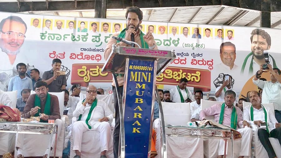 <div class="paragraphs"><p>Youth JD(S) president Nikhil Kumaraswamy speaks at a demonstration of farmers at Sindhanur on Tuesday.&nbsp;</p></div>