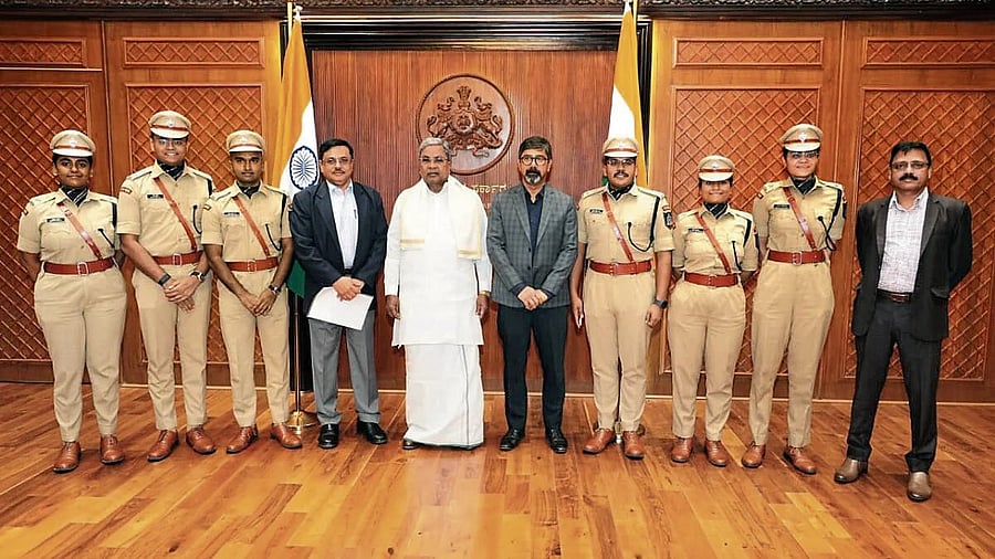 Probationary IPS officers Ishita Gupta, Ranu Gupta, Bhanu Prakash J, Pawar Shubham Suresh, Megha Aggarwal and Annanya Srivastav meet Chief Minister Siddaramaiah at Vidhana Soudha. Director General of Police M A Saleem, Additional Chief Secretary Anjum Parvez and ADGP of Internal Security Division Ravi were present.