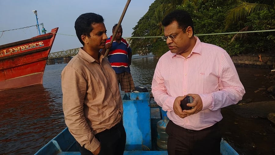 <div class="paragraphs"><p>Deputy Commissioner Darshan H V along with MCC Commissioner Ravichandra Naik travelled in a boat to inspect the collapsed footbridge built across backwaters of Nethravathi river at Ullal Hoige.</p></div>