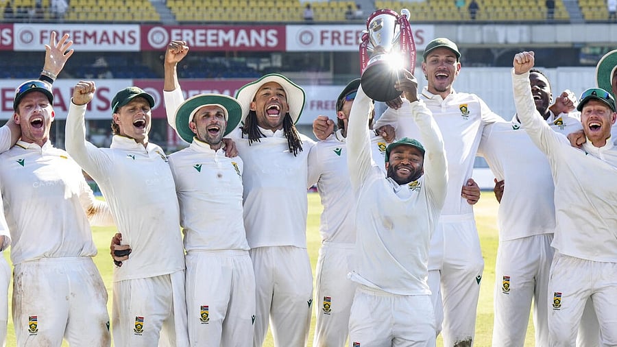<div class="paragraphs"><p>South African players celebrate with the trophy. </p></div>