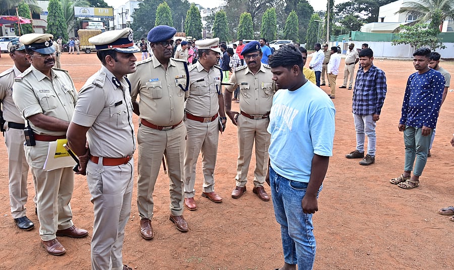 <div class="paragraphs"><p>Police Commissioner N Shashi Kumar interacting&nbsp;with an accused  during a parade in Hubballi on Wednesday. <br></p></div>