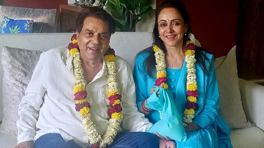 <div class="paragraphs"><p>Dharmendra and Hema Malini</p></div>