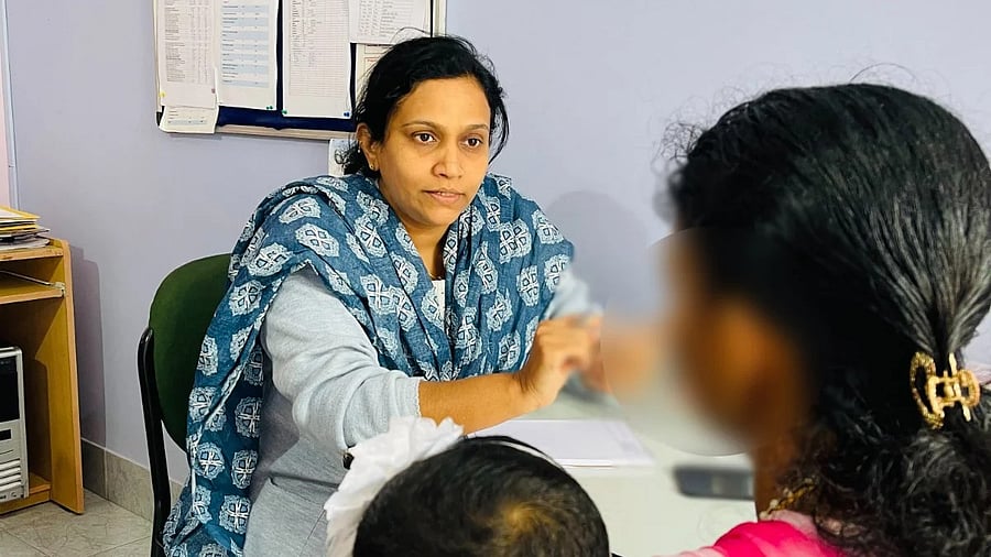 A PMTCT counsellor of Asha Foundation counselling a new mother. 