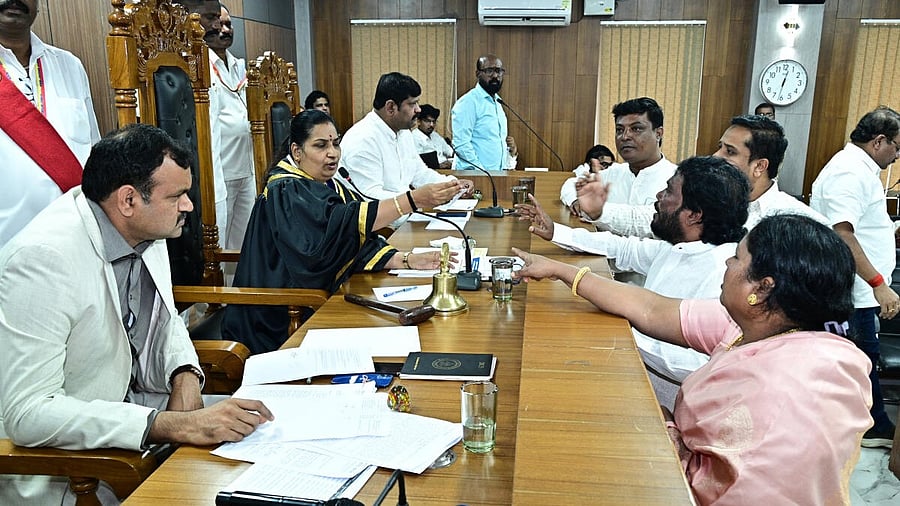 <div class="paragraphs"><p>Congress corporators argue with Mayor Jyothi Patil during the HDMC general body meeting in Hubballi on Wednesday. </p></div>