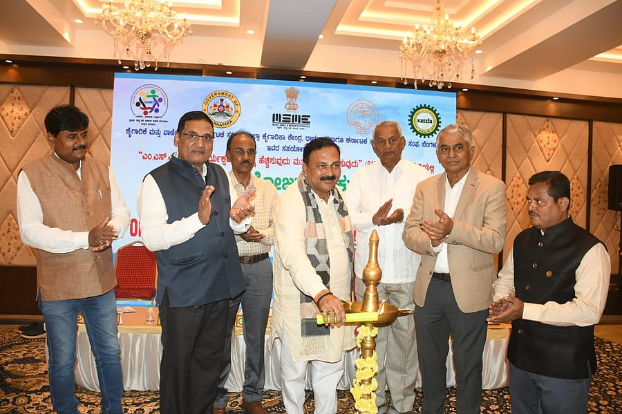 <div class="paragraphs"><p>MLA Mahesh Tenginkai inaugurates TReDS scheme awareness programme in Hubballi on Wednesday.</p></div>