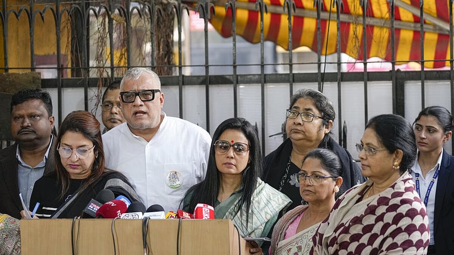 <div class="paragraphs"><p>TMC MPs Derek O'Brien, Mahua Moitra, Satabdi Roy and other party leaders address the media after a meeting with the full bench of the Election Commission, outside Nirvachan Sadan, in New Delhi, Friday, Nov. 28, 2025.</p></div>
