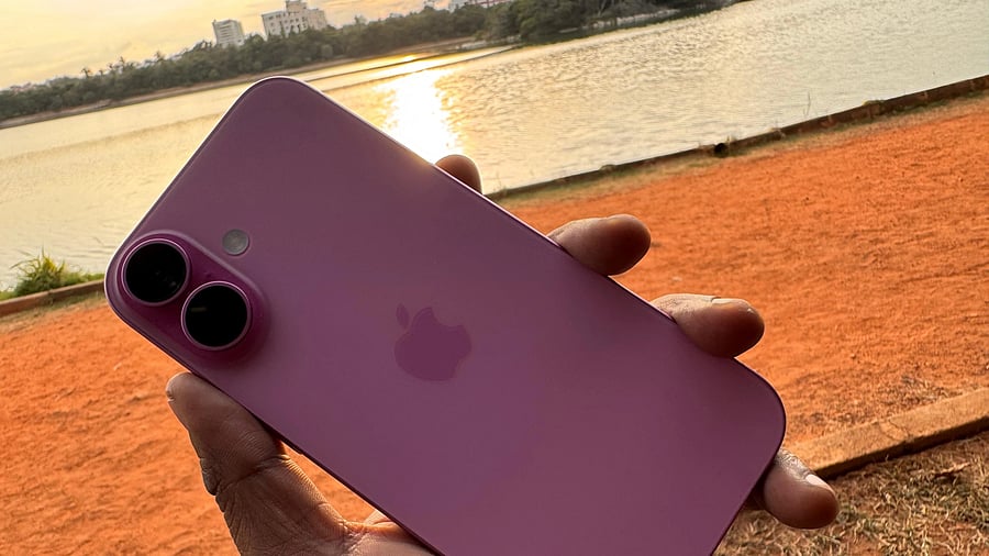 <div class="paragraphs"><p>Apple iPhone 16.</p></div>