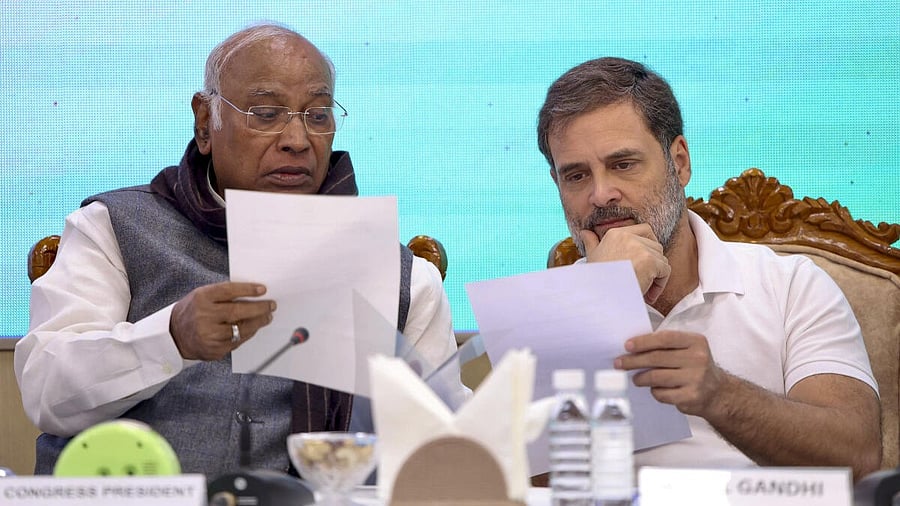 <div class="paragraphs"><p>Congress leader Rahul Gandhi (R) and party chief Mallikarjun Kharge.</p></div>