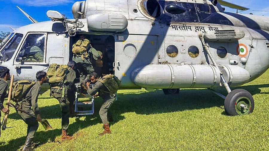 <div class="paragraphs"><p>Indian Air Force personnel board a helicopter to evacuate stranded passengers from cyclone-hit Sri Lanka.</p></div>