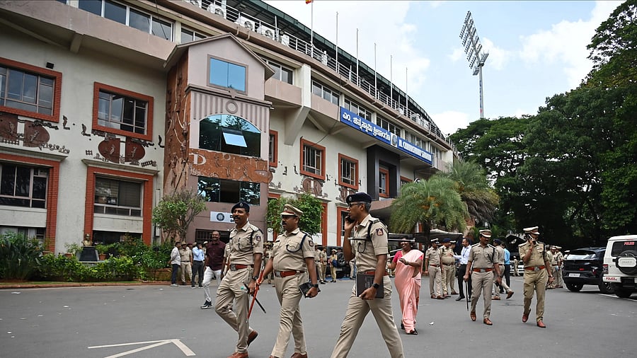 <div class="paragraphs"><p>Police seen at M Chinnaswamy Stadium in Bengaluru. </p></div>