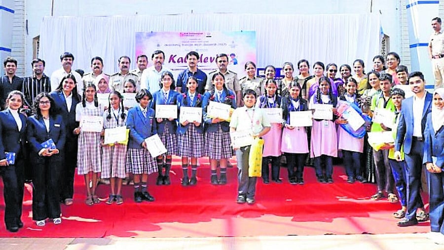 <div class="paragraphs"><p>Winners of 'Kalaa Devi-2025' drawing competition seen with the organisers at&nbsp;KLE Technological University in Hubballi on Sunday.&nbsp;</p></div>